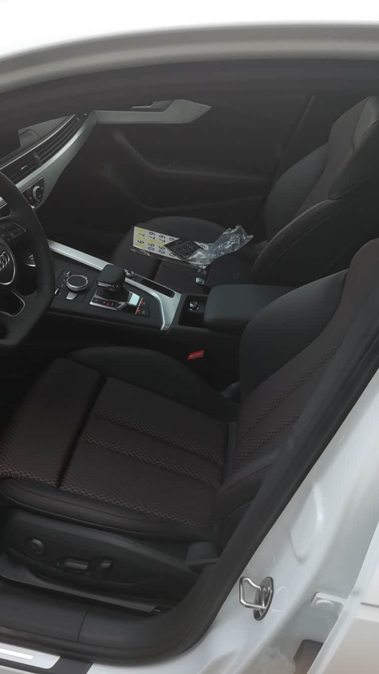 奥迪a4l 40运动国v用车一月半