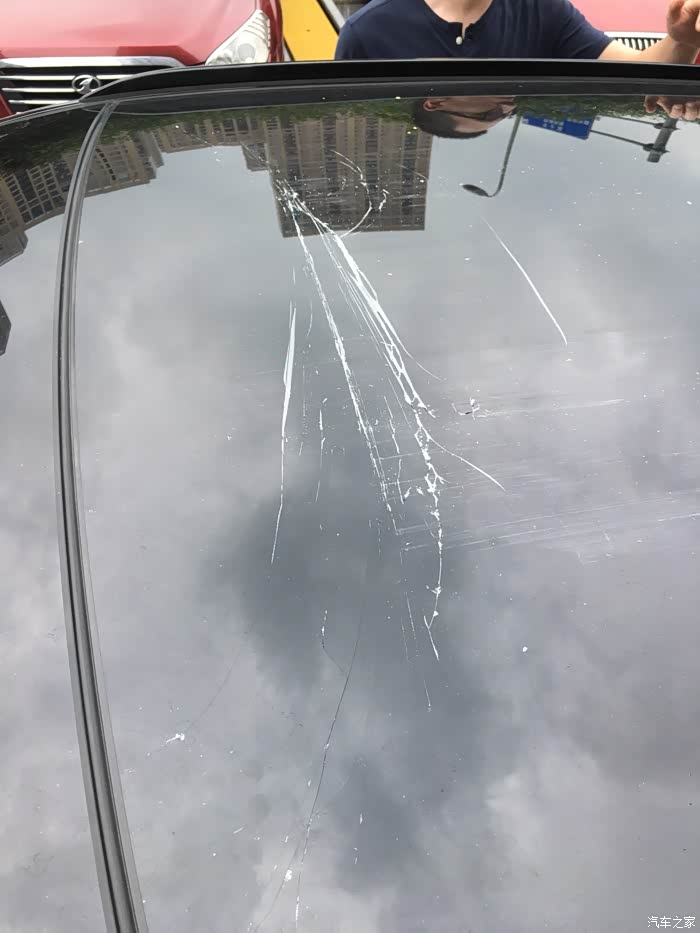 论坛首例 第一血天幕停车被挤裂 非质量问题_