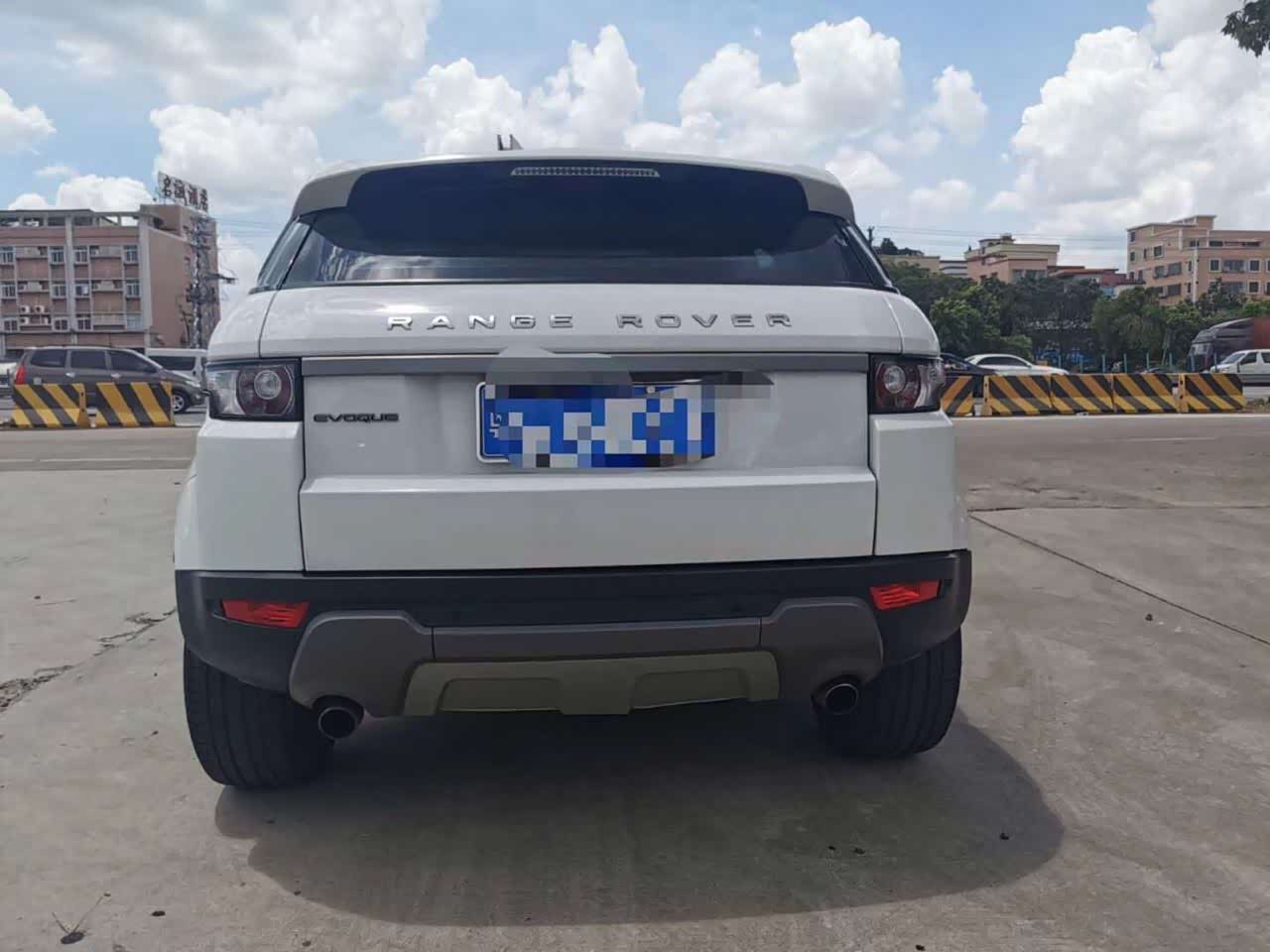 路虎极光内饰非常具有科技感尾部造型非常时尚的辨识度很高