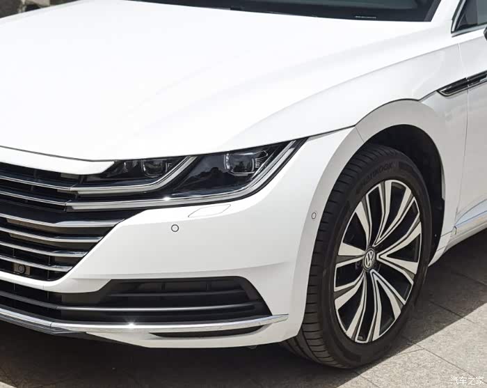 2020款大众cc车辆侧面依旧保持了优美流畅的线条.