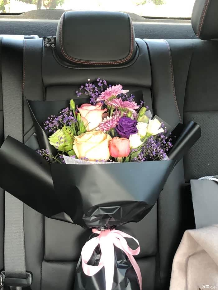 把花放车后座.开车走人.