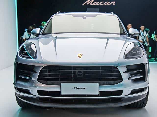 macan可以说是缩小版保时捷卡宴,前脸造型有极高相似度.