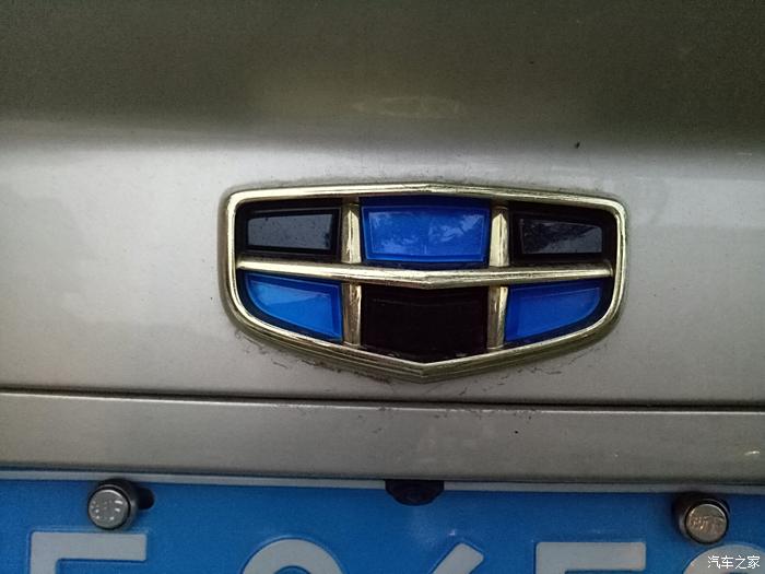 蓝白相间的车标盾牌图片