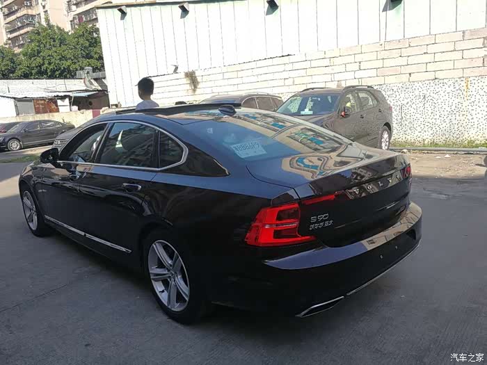 的梦想就是拥有辆沃尔沃,所以没有太比较,在奔驰e系