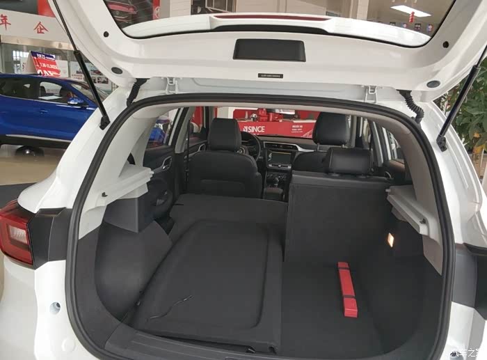 超大的后备箱,惊喜的是后排还可以全平放倒,确实很方便
