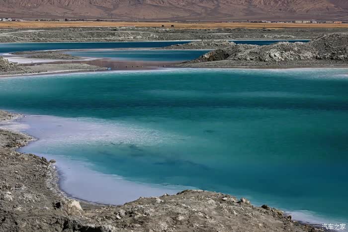 另外一边是星罗棋布的小湖面,这边的湖水全部是孔雀石绿的颜色
