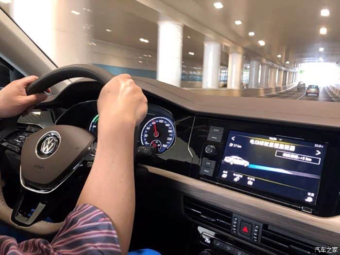 第一次体验了一把新能源的车,我负责拍照,老爸负责带着我飞