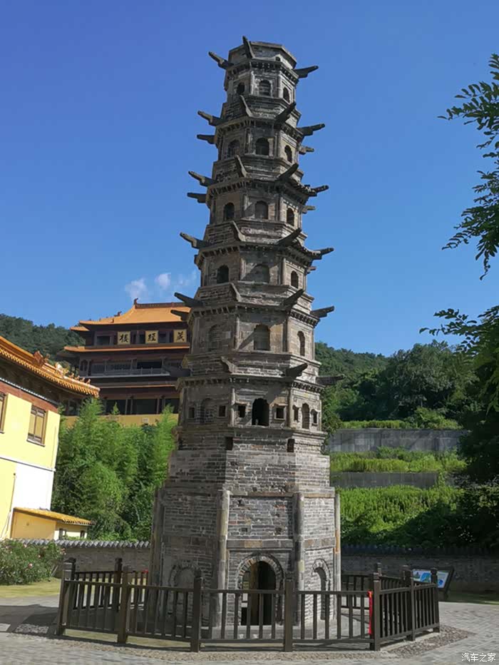 始建于南宋乾道九年(1173年)的定林寺塔,为七级八面的仿木结构楼阁式