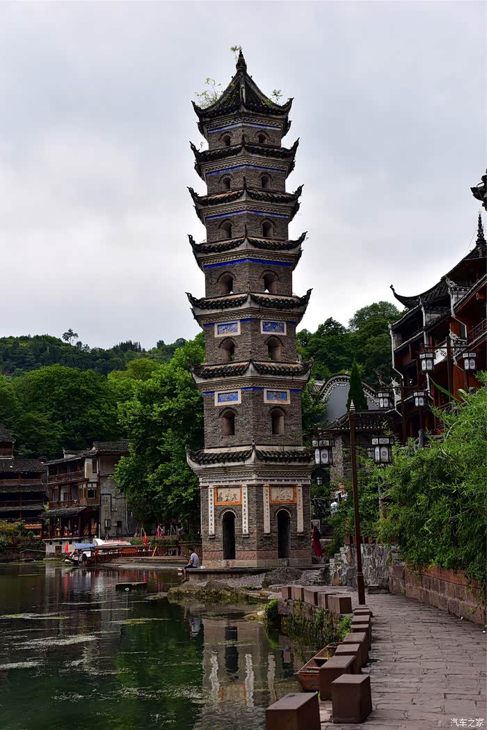 位于沱江北岸的这座样子很秀气的塔叫"万名塔".