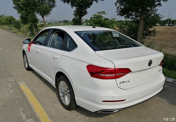 厚实又稳重,白色朗逸提车作业