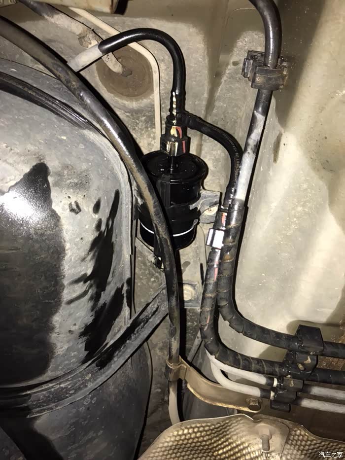 汽油滤清器在哪个位置呢