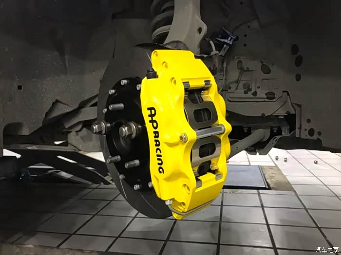 英菲尼迪g25升级四活塞刹车