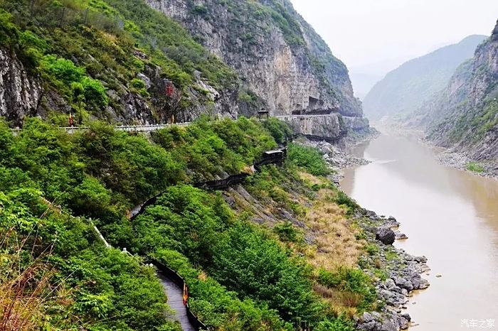 不一樣的位置,一樣的險峻---對比明月峽棧道與石門棧道.