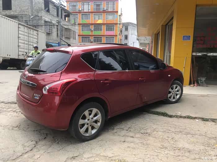 红色的日产骐达女士驾驶很不错