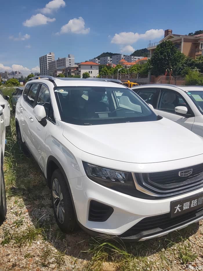 路上偶遇白色大豪越,坐标北京