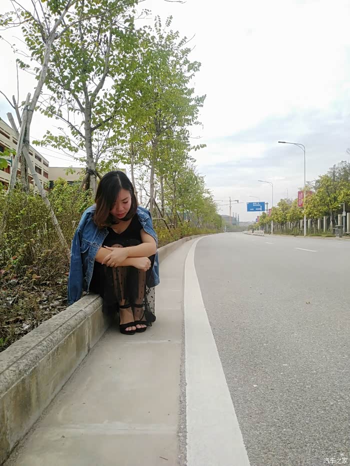 表情做的太到位了,不知道的以为小姐姐你失恋了!