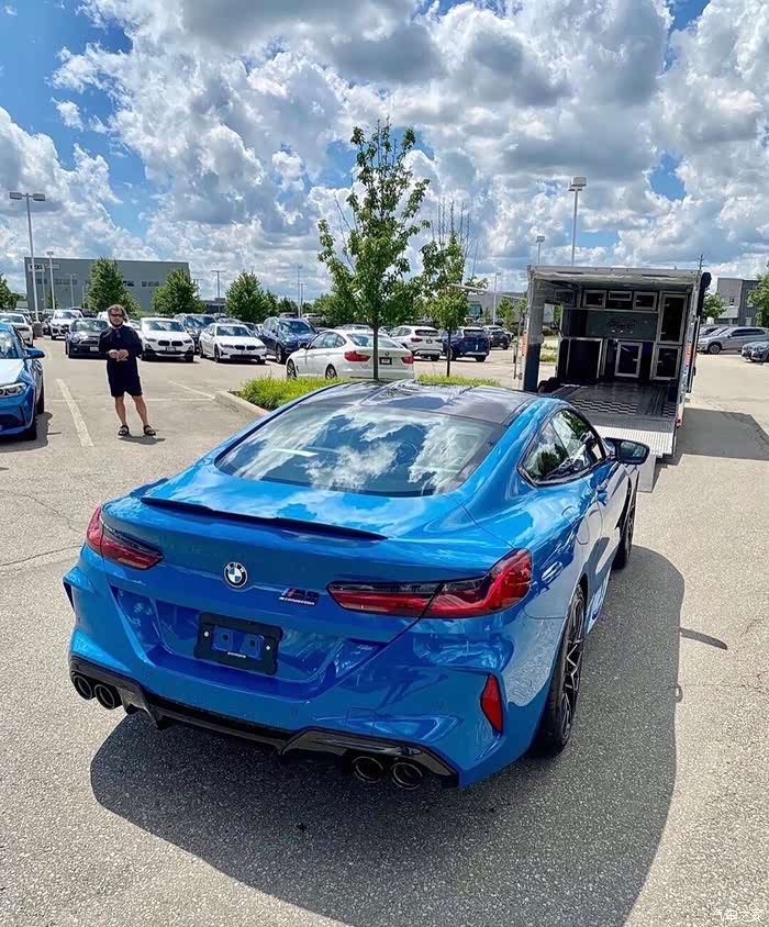 拉古纳塞卡蓝涂装的宝马m8雷霆版