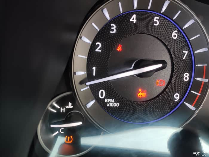 q70l仪表上面亮故障灯