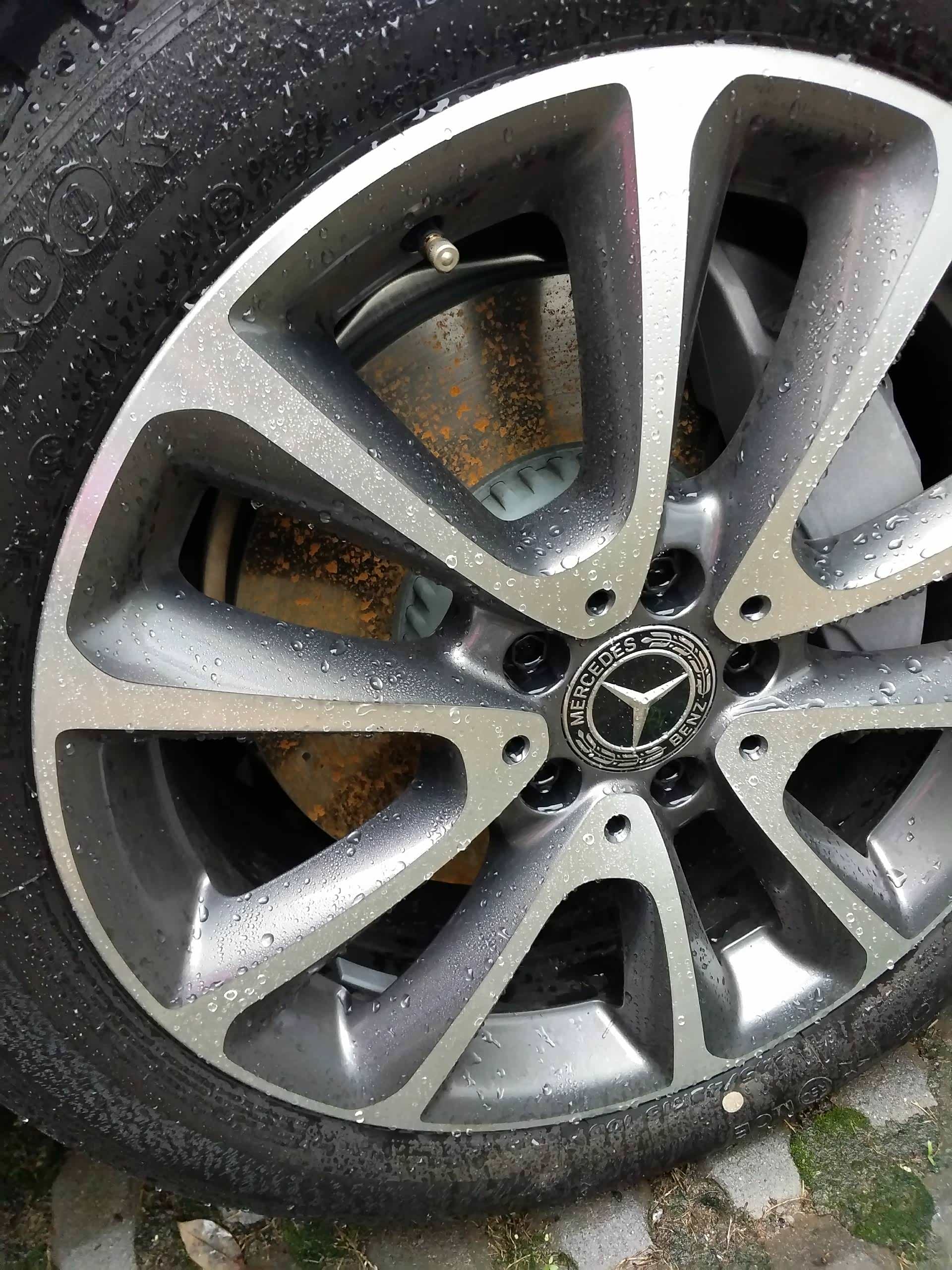 你们的刹车盘有生锈吗?为啥成这样了?