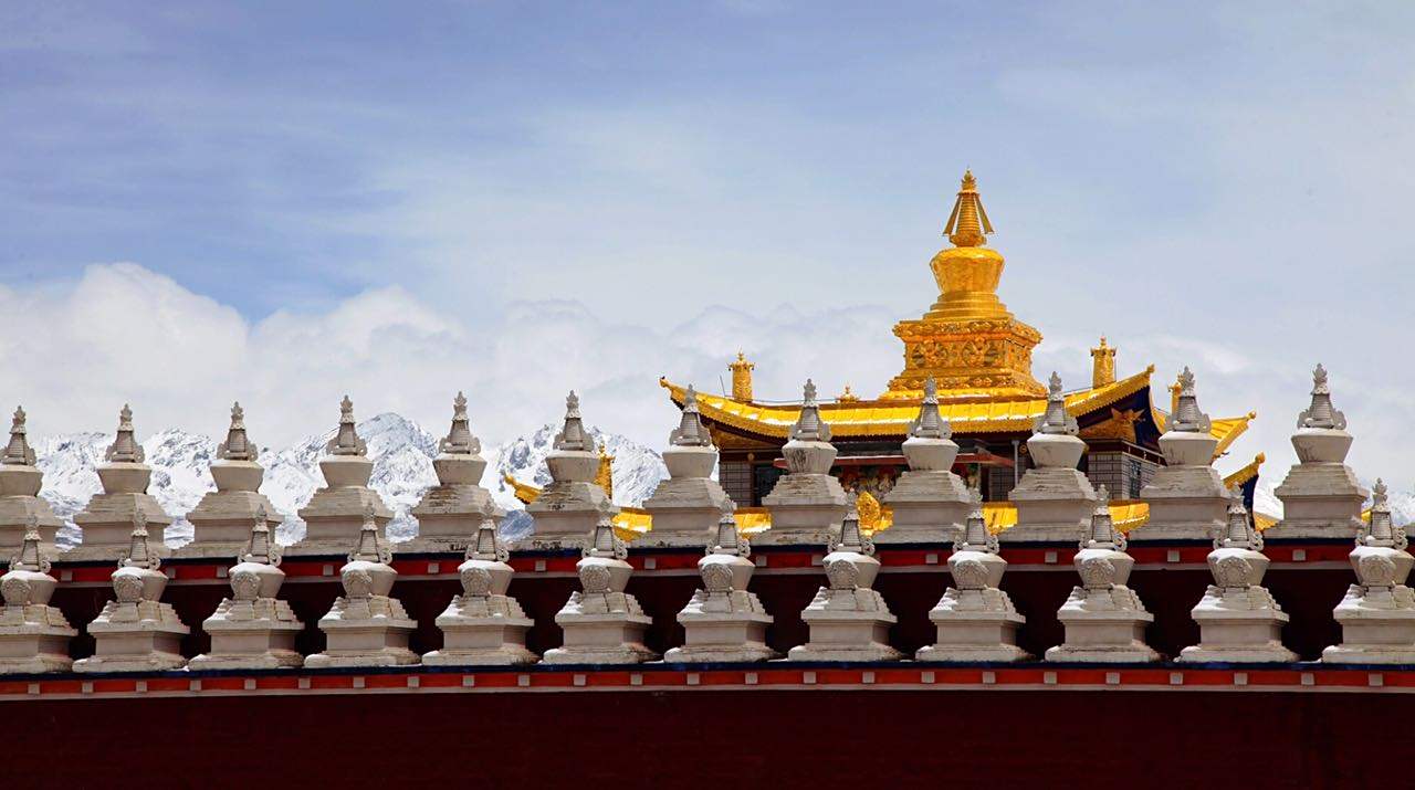 塔公寺,全名一见如意解脱寺,是藏传佛教萨迦派著名寺庙之一