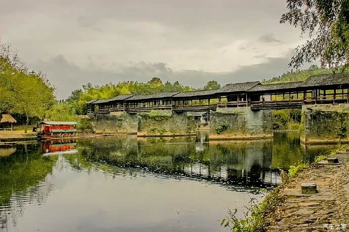 彩虹桥,位于江西婺源县北部清华镇,也叫清华彩虹桥!
