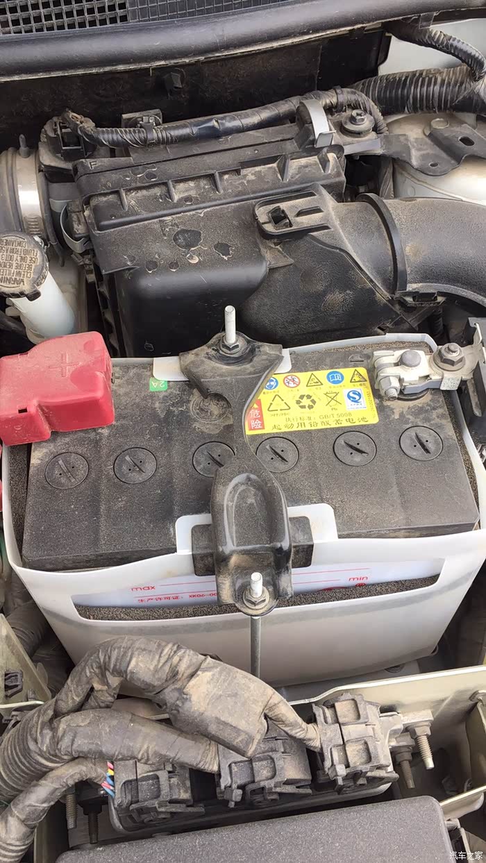 保养时候本人在跟前:后被发现电瓶个盖子:知道否电瓶被掉包:望各位发