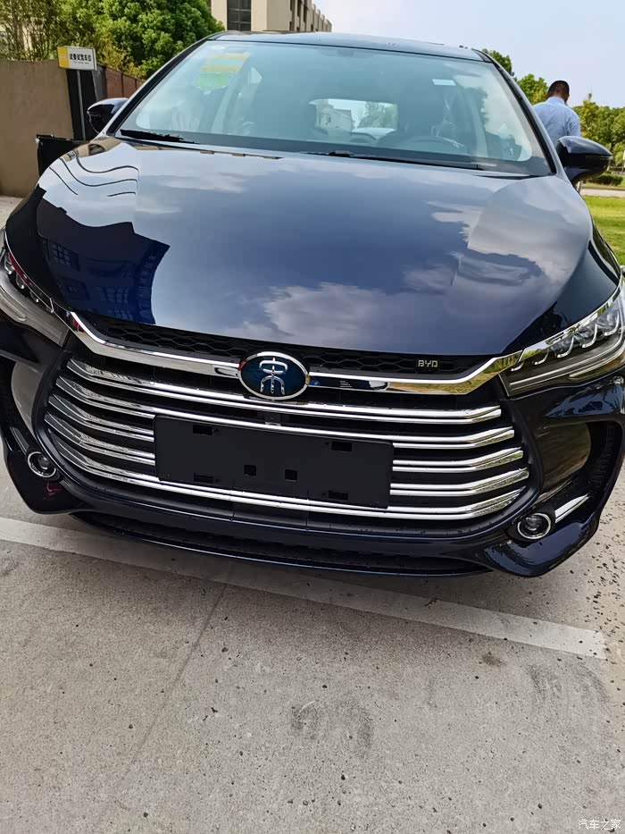 比亚迪宋max墨石蓝应该是这个车特主流颜色吧