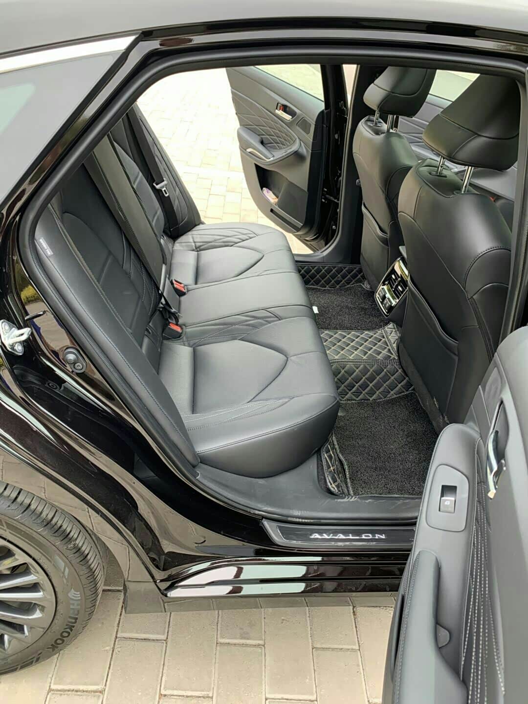 映衬在初夏浓绿之美的亚洲龙