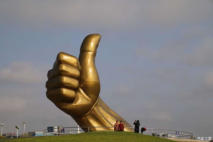 银滩的标志性雕塑——大拇指.