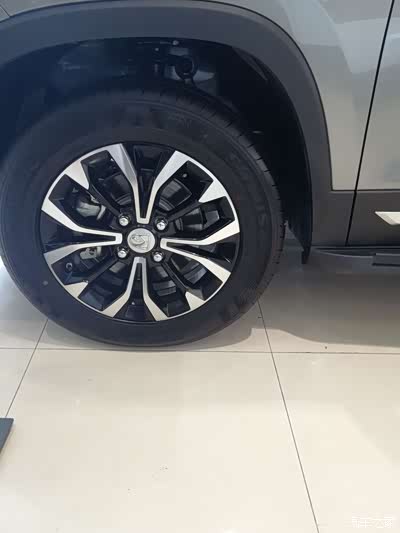 类似四叶草的轮毂设计,尽显浪漫主义.