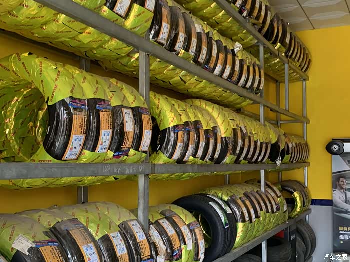 整齐摆放着各种型号的轮胎,但是绝对是没有我这个型号的,鹰驰f1,店里