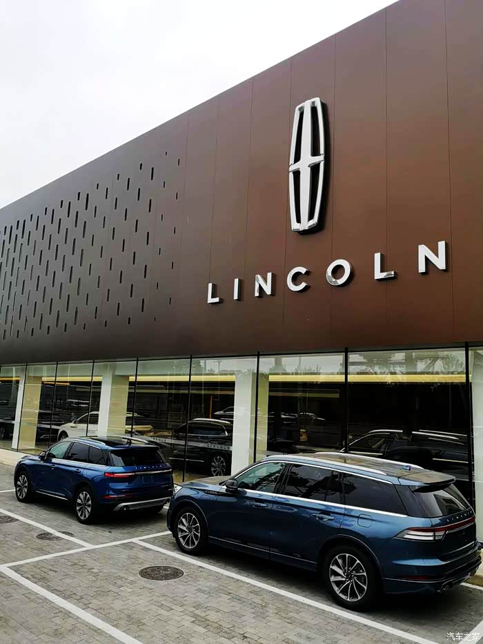 百年林肯这个统一的门头设计简洁大方,还不错噢.
