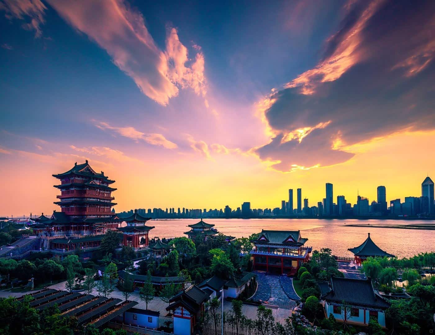 "落霞与孤鹜齐飞秋水共长天一色."-滕王阁