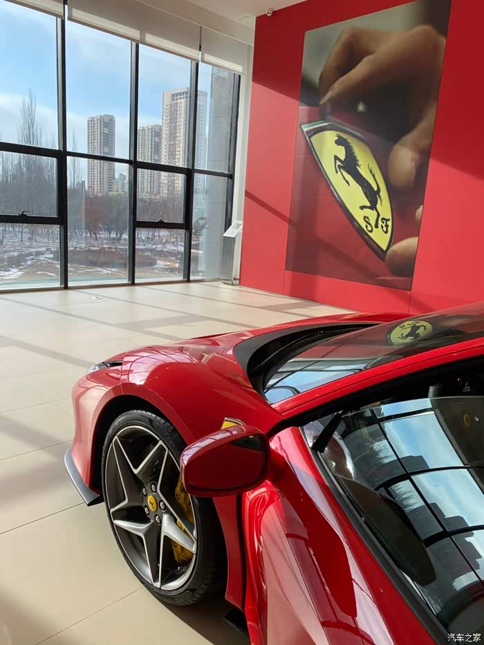 红色的法拉利,那华丽的外观早已征服了人,这样的风格真是太诱惑