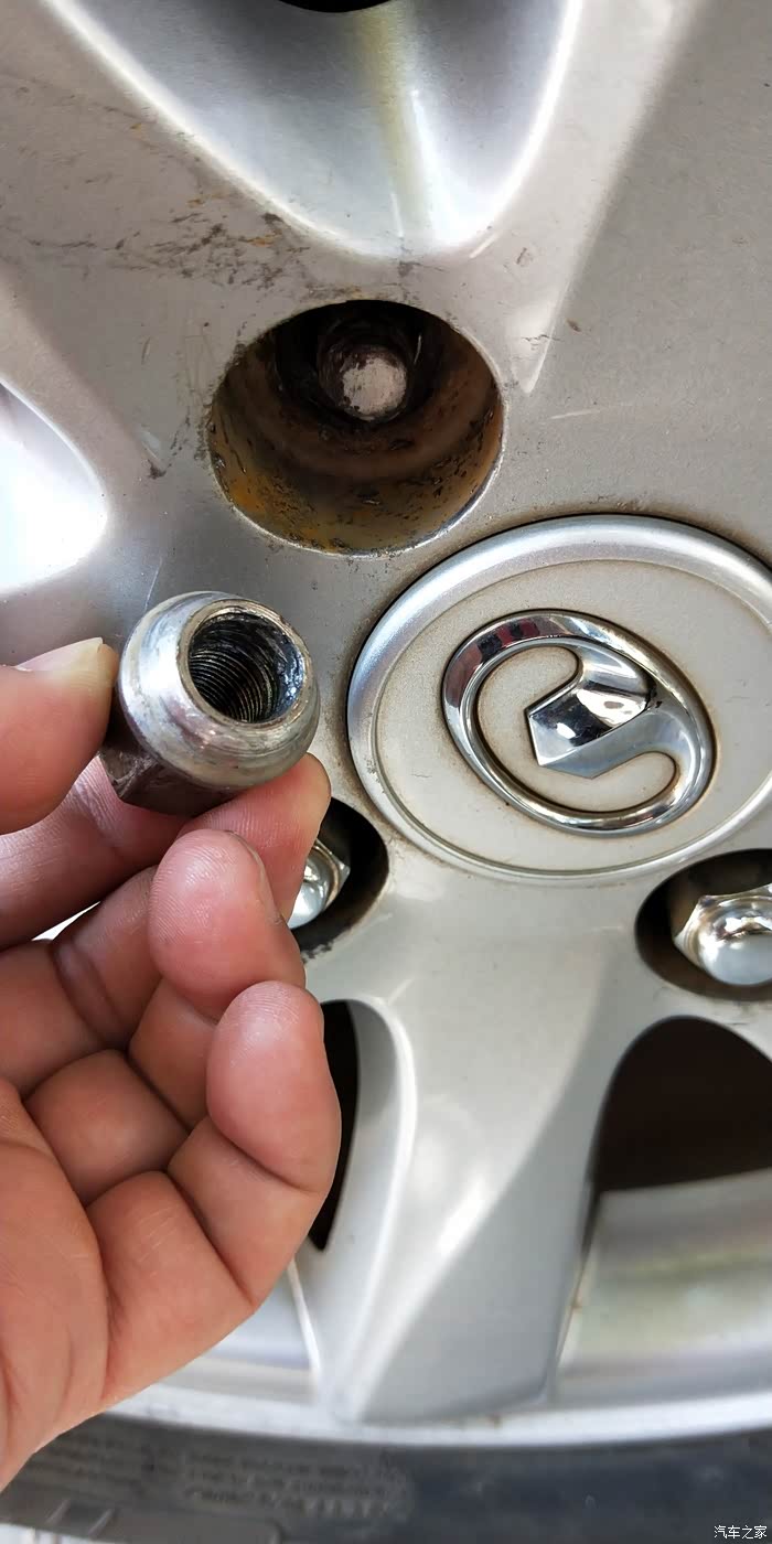 自己换后轮胎螺丝,交个跟换作业,也感谢炫友支