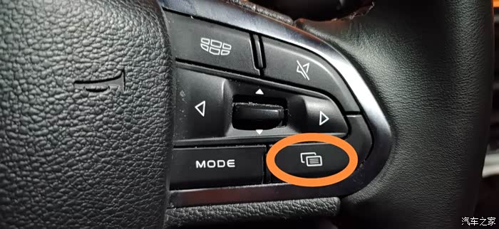 按右侧方控右下方按键,用左右键选择车辆设置,再用上下键选择剩余保养