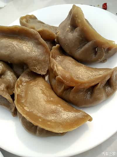 这个是地瓜面的包子,用地瓜干磨成面,馅料是萝卜豆腐,健康营养1元一个