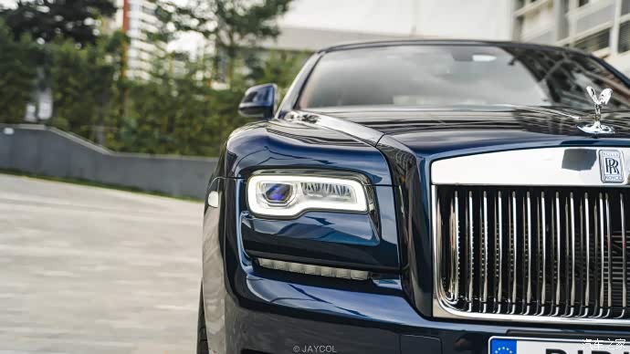 黑色的 rolls-royce 从车灯就可以看出它的尊贵了.