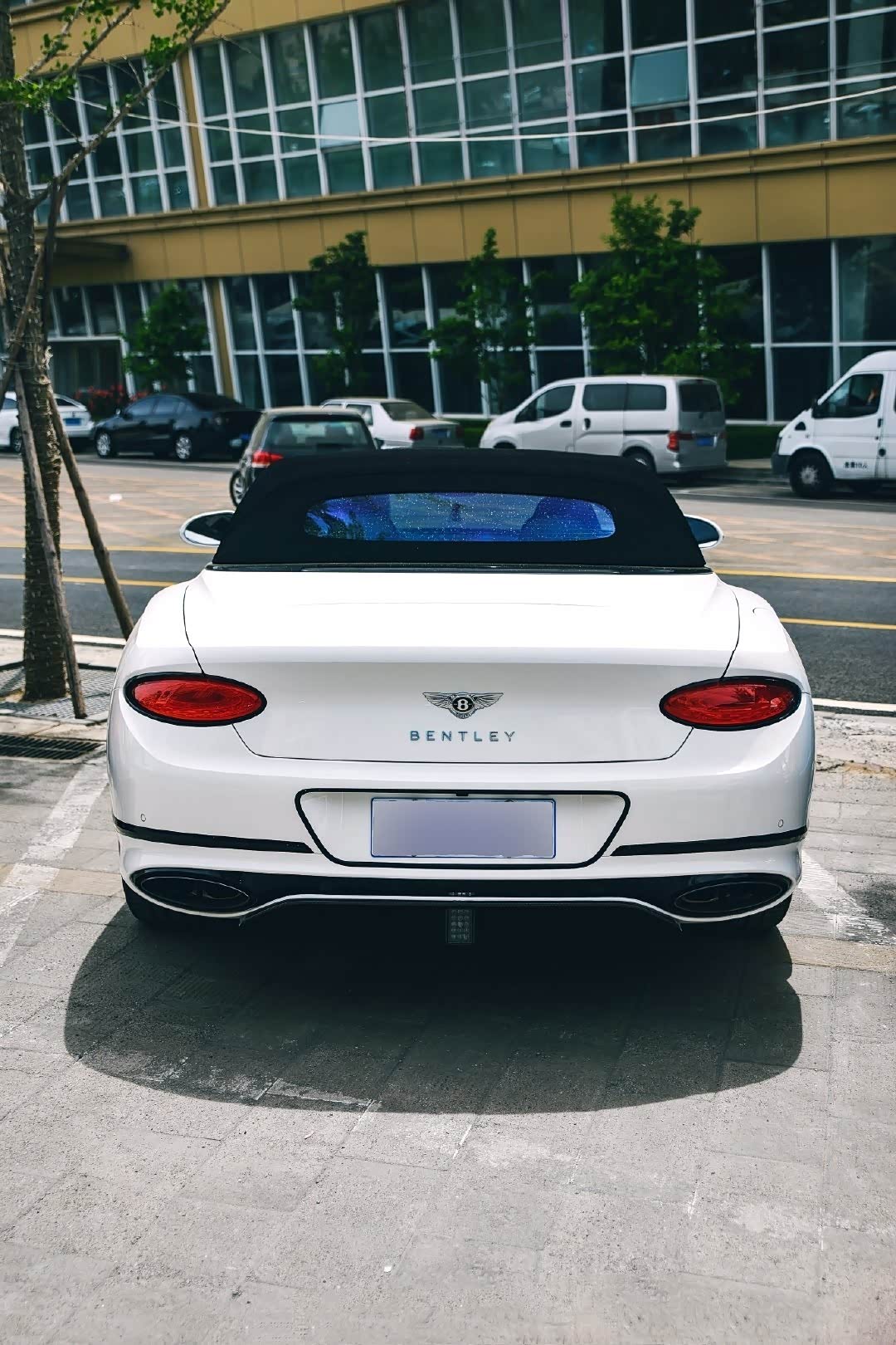 白色的宾利敞篷车最优雅的体现