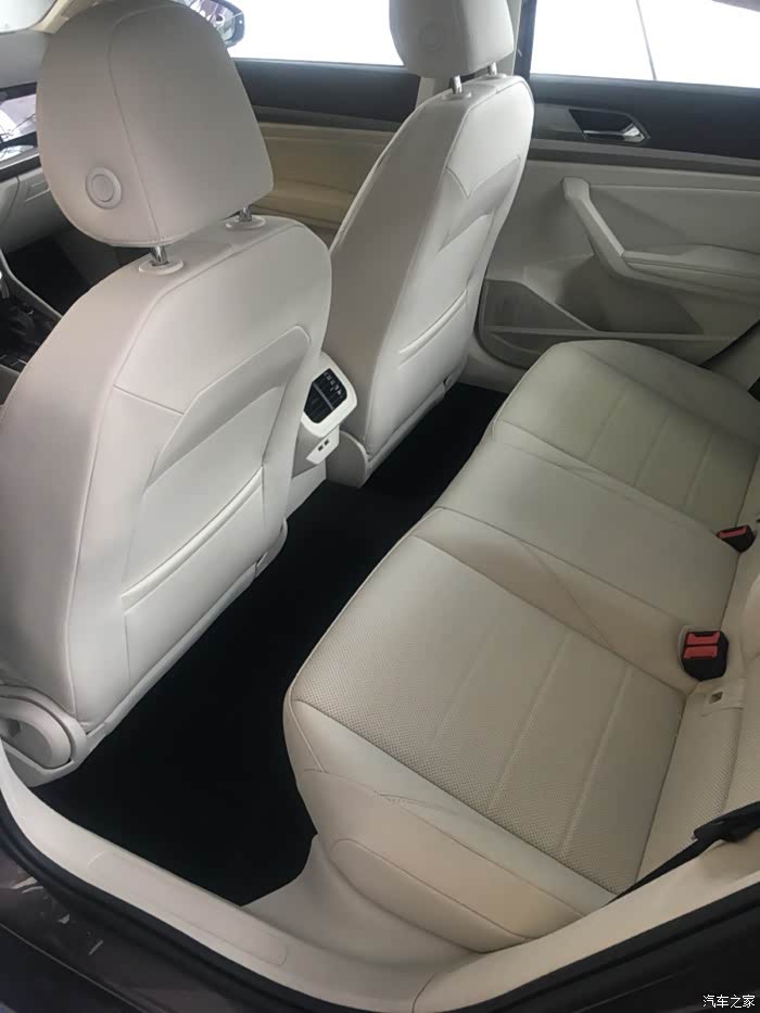 朗逸后排空间还可以,但是plus又增加了后排的宽度,那这个空间足够了