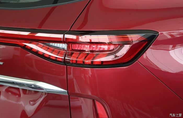 哈弗h6的尾灯别致设计的样式靓丽非常时尚适合年轻人驾乘
