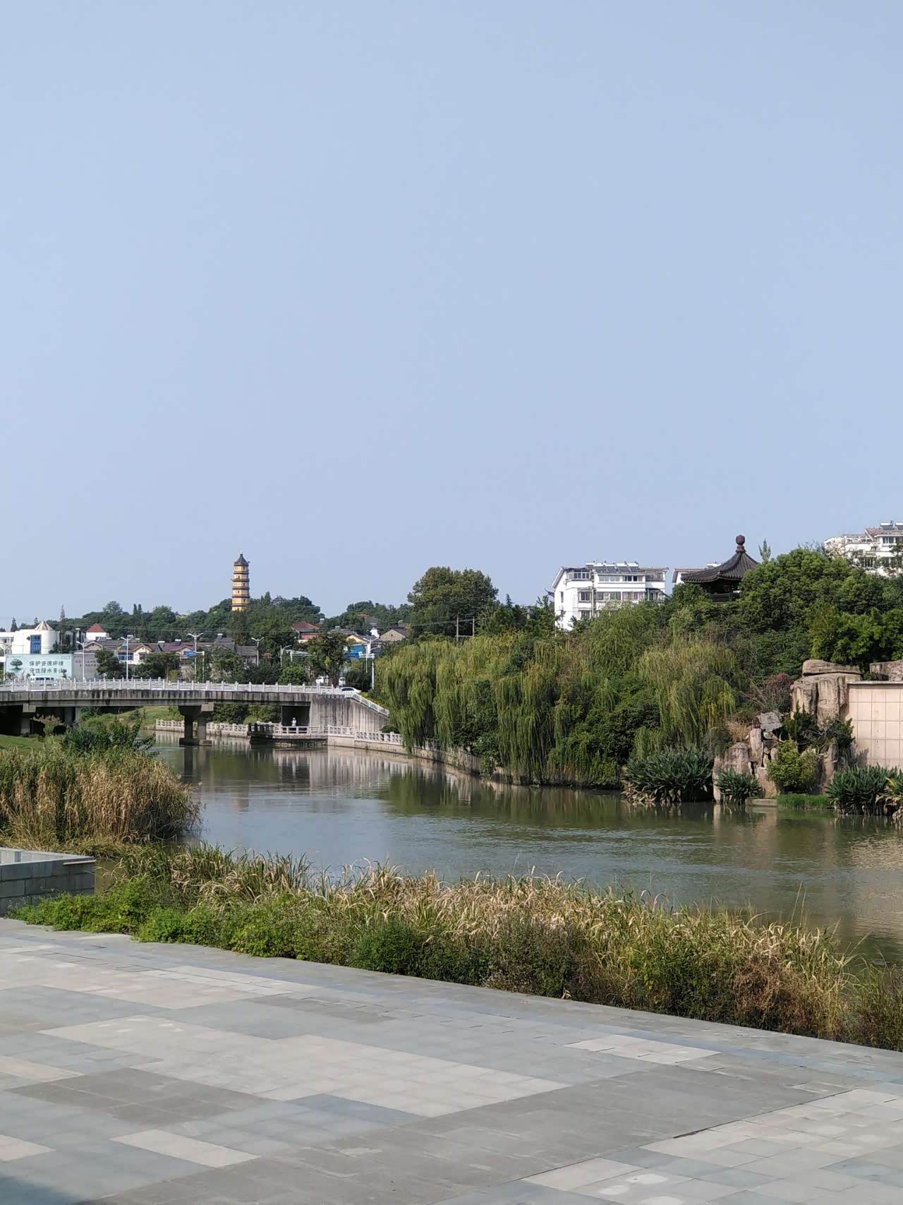 京杭大运河广场,河对面金色长发美女雕塑吸引很多人前来观看!