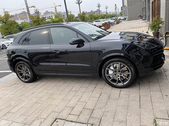 卡宴黑玉色铂色花瓣轮毂