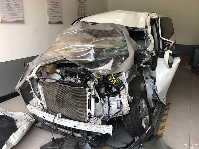 驾驶室挤压完全变形