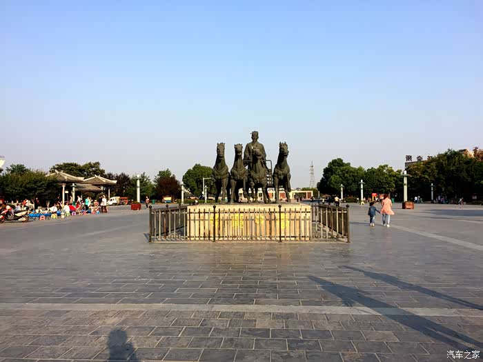 广场标志建筑   春申君