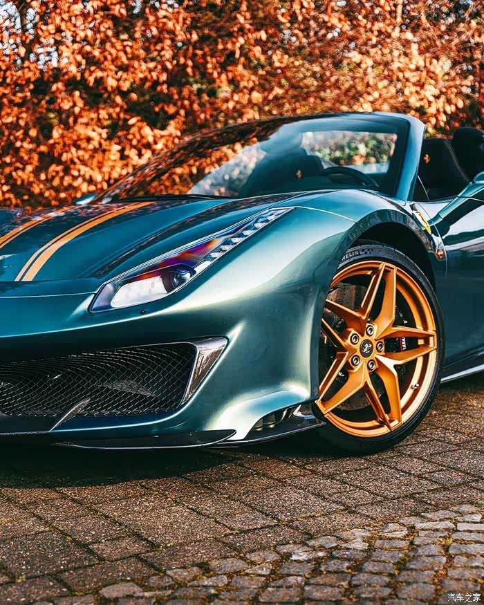 488 pista spider ,这车漆颜色就是靓!估计得