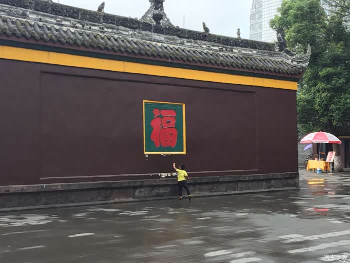 cs35plus带领祈福香客游览千年名刹宝光寺