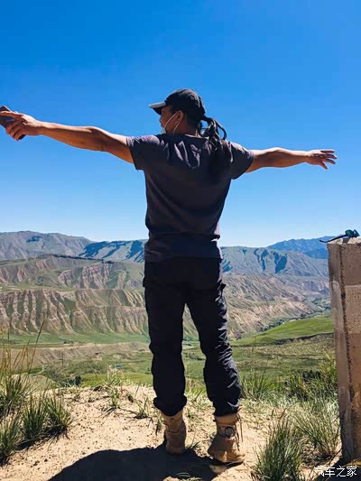 敞开胸怀,拥抱蓝天.感受空气的清新,感悟自然的馈赠.