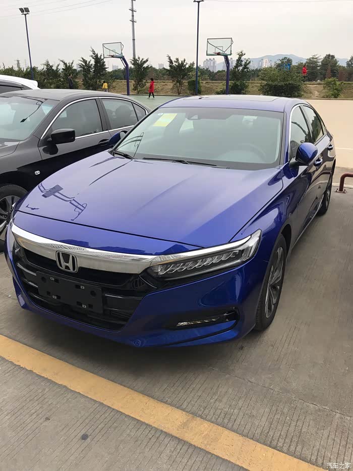 十代雅阁旗舰版极光蓝