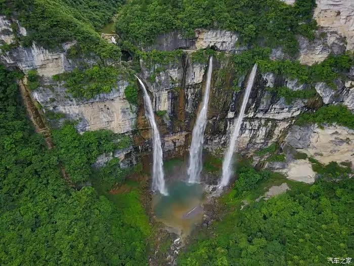 周围岩溶广布,河宽水急,山峦叠嶂,气势雄伟.